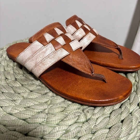 Bed Stu Yoli White/Tan Leather Triple Banded Slip On Thong Comfort Aztec Sandals - Picture 4 of 10